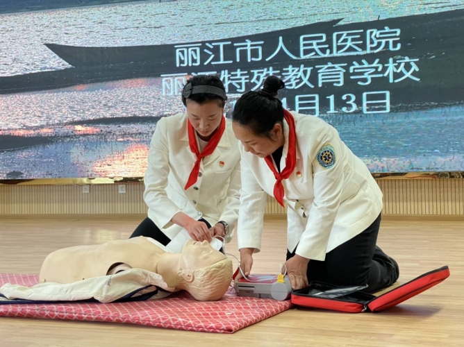 丽江市人民医院的特殊关爱 温暖着特殊教育学校学生 (3).jpg