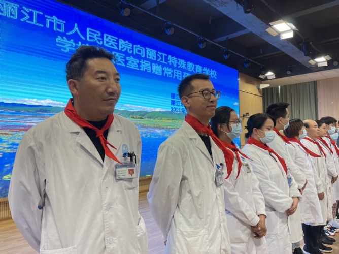 丽江市人民医院的特殊关爱 温暖着特殊教育学校学生 (18).jpg