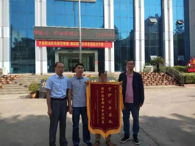 没签劳动合同工作受伤 丽江一建筑工程公司依然赔偿10万 (1).jpg