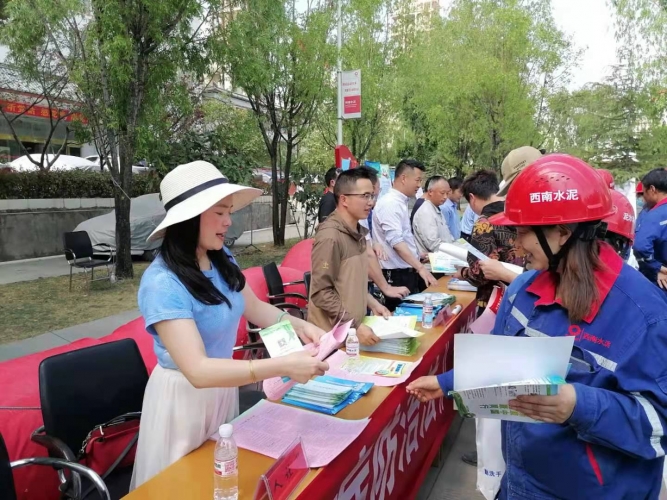 关注职工健康丨丽江市卫健委、市人社局等多部门联合开展职业病防治法宣传活动 (3).jpg