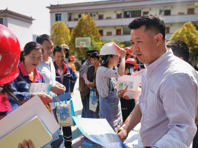 关注职工健康丨丽江市卫健委、市人社局等多部门联合开展职业病防治法宣传活动 (4).jpg