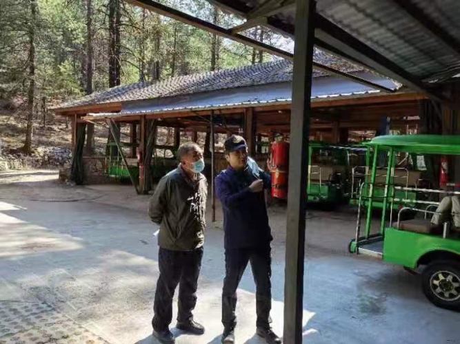 紧抓疫情防控 玉龙雪山旅游区召开2021年“五一”假日旅游工作安排部署会议 (2).jpg