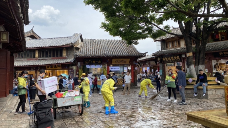 放水冲街 丽江古城焕然一新迎“五一” (2).JPG