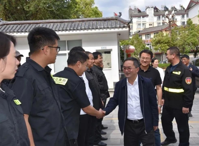 崔茂虎调研五一假日有关工作： 让丽江旅游更有内涵更富魅力 (2).jpg