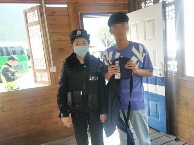 玉龙雪山上  外籍游客竖起大拇指：中国警察棒棒的 (1).jpg