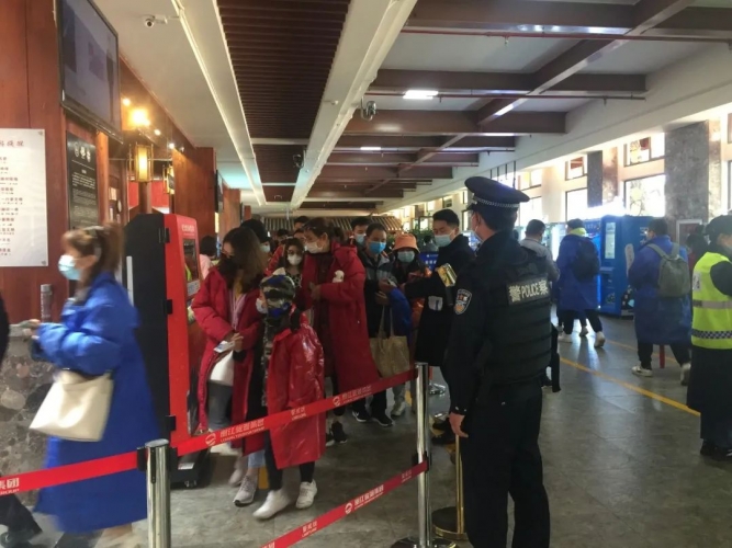 玉龙雪山上  外籍游客竖起大拇指：中国警察棒棒的 (4).jpg