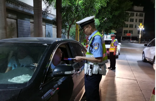 丽江交警全力投入“五一”假期道路交通安保工作 (7).png