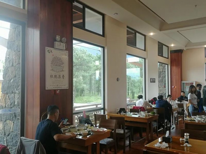 玉龙雪山景区：拒浪费倡环保 践行文明新“食”尚 (1).jpg