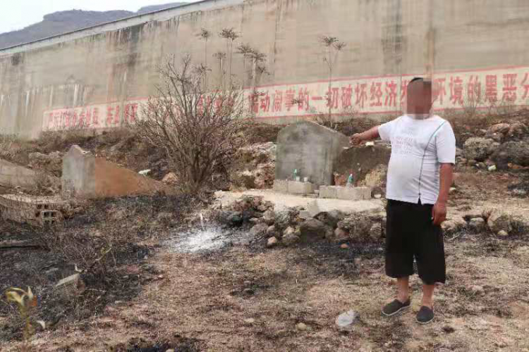 永胜一男子上坟烧火做饭、烧纸，不听劝阻，被行政拘留 (1).png