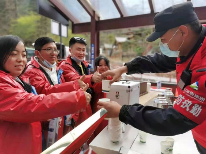 太火爆！丽江“五一”旅游业收入7.63亿元，接待77 (1).jpg