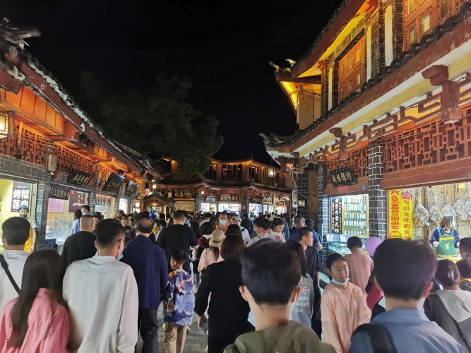 太火爆！丽江“五一”旅游业收入7.63亿元，接待77 (3).jpg