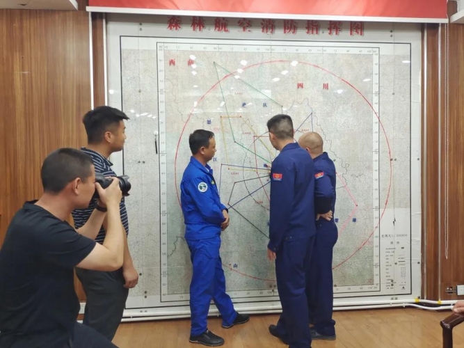 南方航空护林丽江站全力出击玉龙县石头乡森林火灾 (2).jpg