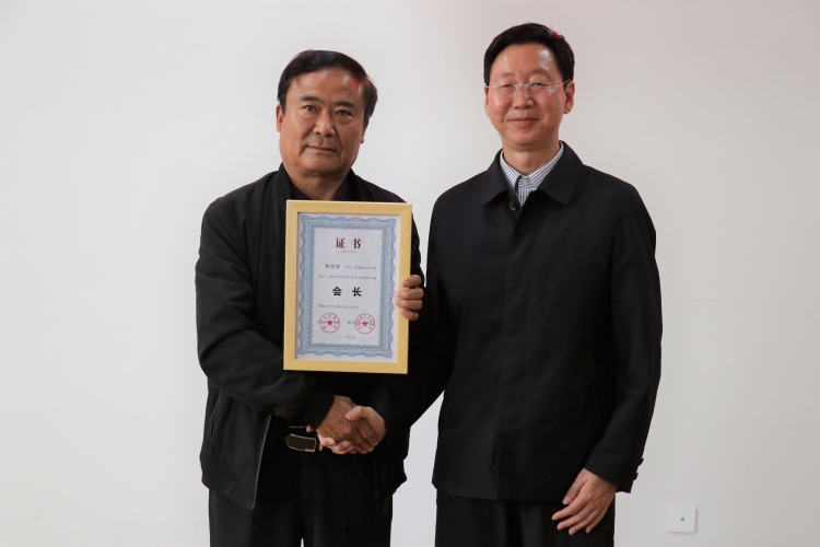 颁发会长证书.JPG