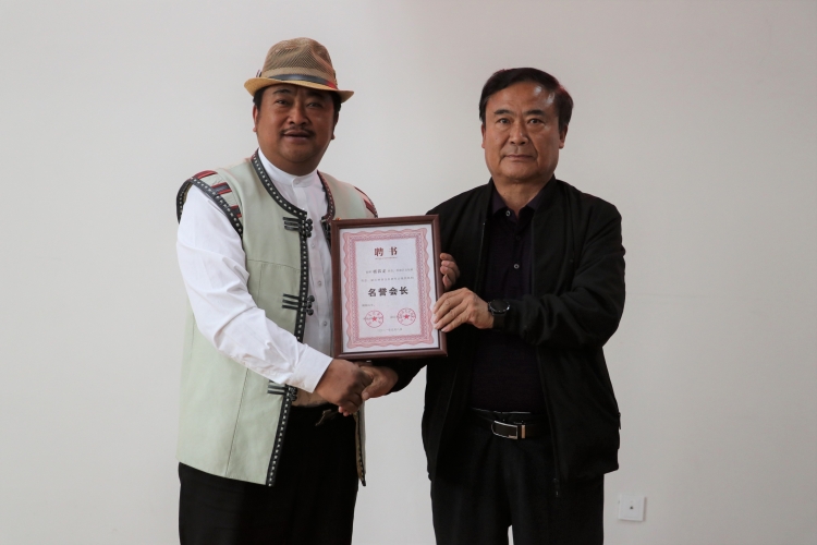 颁发名誉会长聘书.JPG
