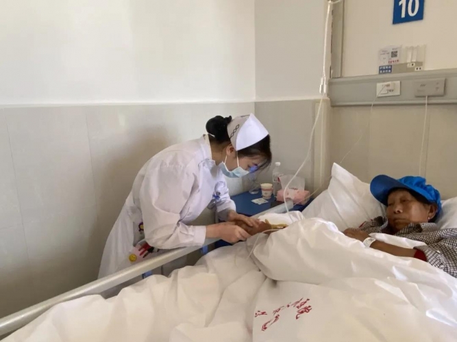 “医养结合”丽江市人民医院老年病科开科 (4).jpg