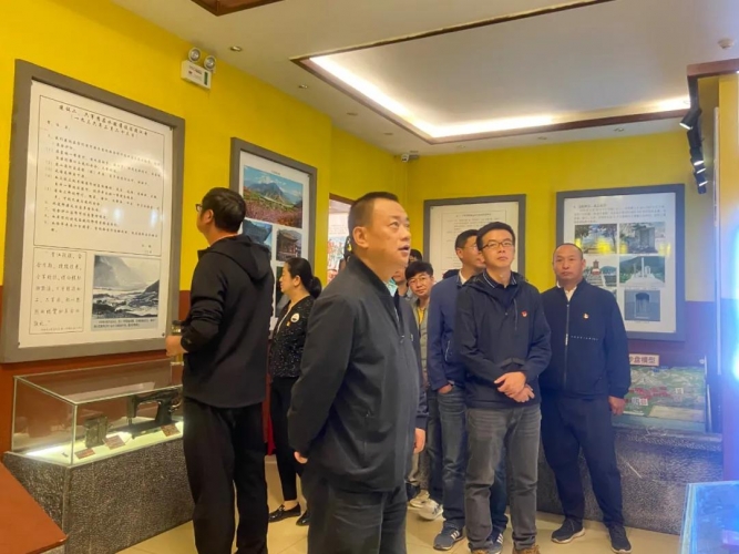 玉龙雪山管委会组织开展“追忆红色岁月 传承红色精神”主题党日活动 (3).jpg
