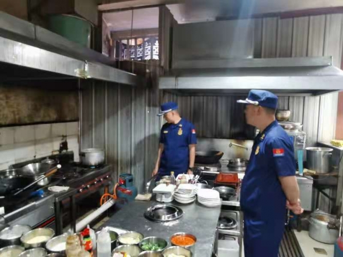 消防不合格就动真格  束河酒吧街8家商户被“三停” (7).jpg