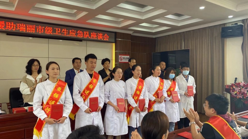 舍小家为大家 为援助瑞丽他们放弃太多  今天他们被表彰 (6).jpg