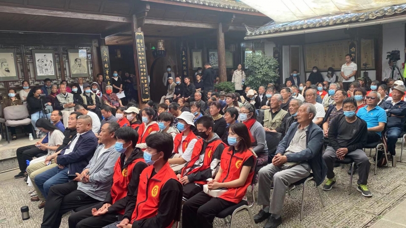 奋斗百年路 启航新征程 丽江古城里飘扬红色记忆  (1).jpg