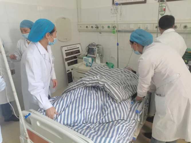 喝酒莫贪杯！宁蒗县父子俩急性酒精中毒致呼吸心跳骤停   (3).jpg