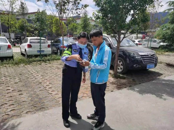 丽江推行“学法减分”第一天，有948人申请 (2).jpg
