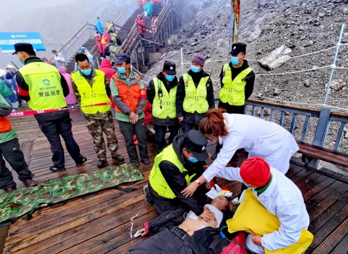 玉龙雪山索道经营分公司联合急救中心开展安全生产月应急演练活动 (2).jpg