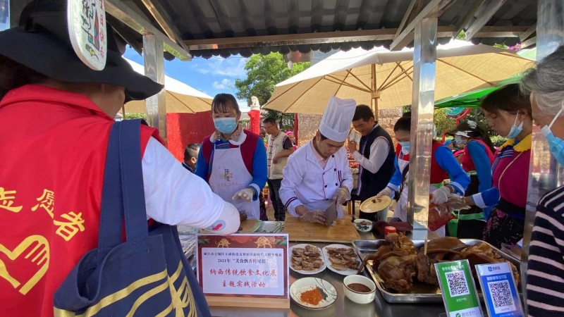 今天 丽江古城“美食飘香传民俗  歌杨舞动颂党恩”  (3).jpg
