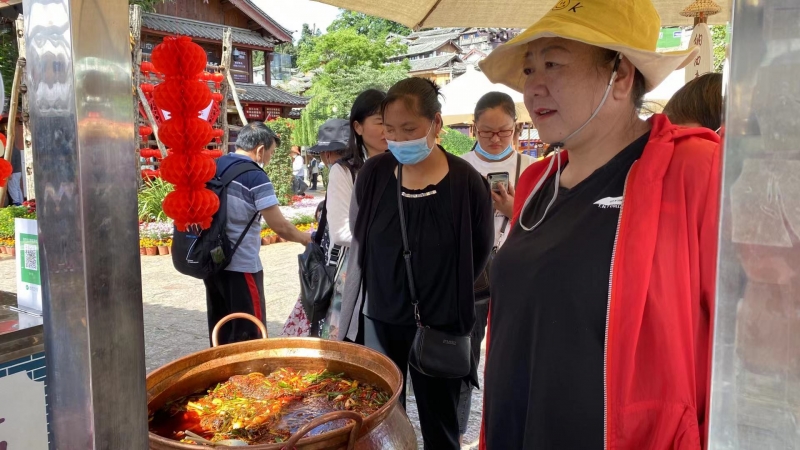 今天 丽江古城“美食飘香传民俗  歌杨舞动颂党恩”  (5).jpg
