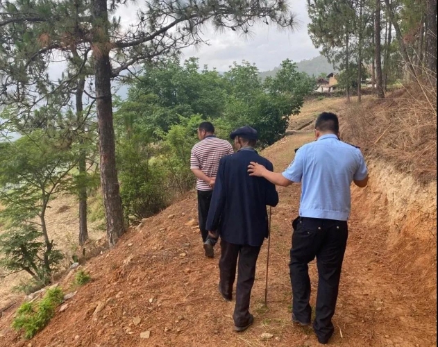 大理70岁老人迷路丽江深山，警民合力救助 (4).jpg