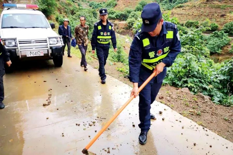 宁蒗金棉派出所积极排查雨季道路交通安全隐患.jpg