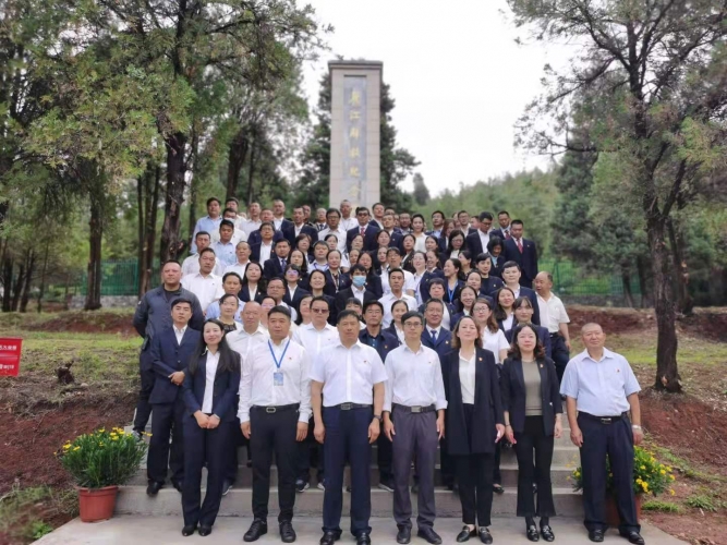 百名党员在修缮一新的丽江解放纪念碑前 追忆红色党史重温入党誓词 (1).jpg
