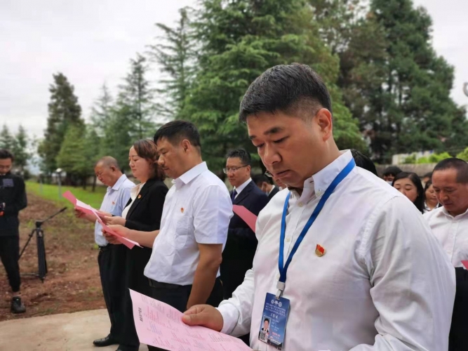 百名党员在修缮一新的丽江解放纪念碑前 追忆红色党史重温入党誓词 (2).jpg