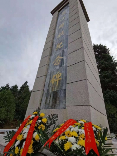 百名党员在修缮一新的丽江解放纪念碑前 追忆红色党史重温入党誓词 (3).jpg