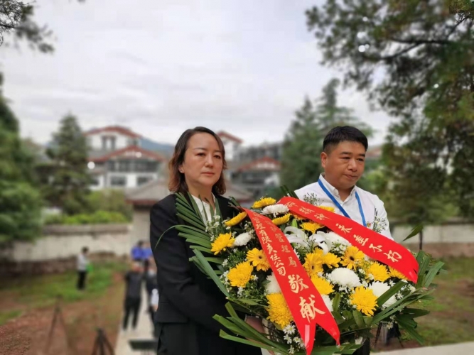 百名党员在修缮一新的丽江解放纪念碑前 追忆红色党史重温入党誓词 (4).jpg
