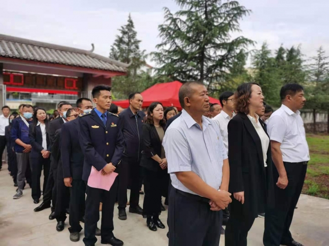 百名党员在修缮一新的丽江解放纪念碑前 追忆红色党史重温入党誓词 (6).jpg