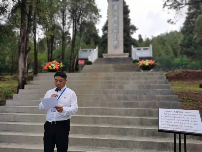 百名党员在修缮一新的丽江解放纪念碑前 追忆红色党史重温入党誓词 (7).jpg