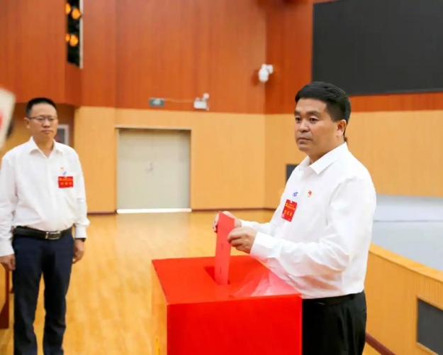 余丽军当选中国共产党华坪县第十四届委员会书记；和振、袁崇光当选副书记2.jpg