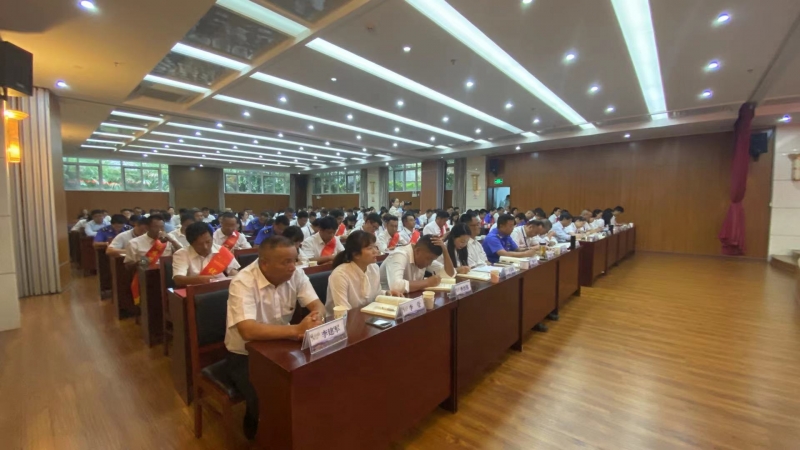 传承榜样守初心  丽江古城保护管理局（公司）表彰“两优一先” (1).jpg