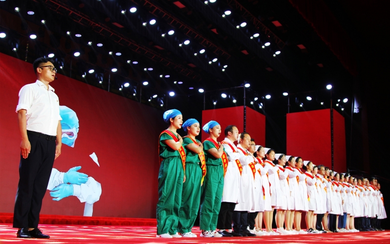丽江市举行庆祝中国共产党成立100周年主题晚会 (5).jpg