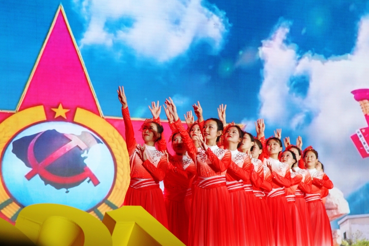 丽江市举行庆祝中国共产党成立100周年主题晚会 (4).jpg