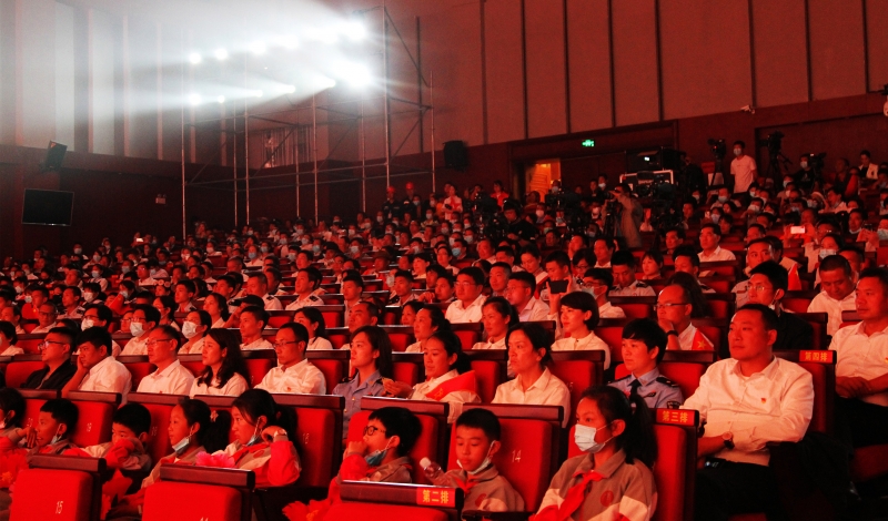 丽江市举行庆祝中国共产党成立100周年主题晚会 (7).jpg