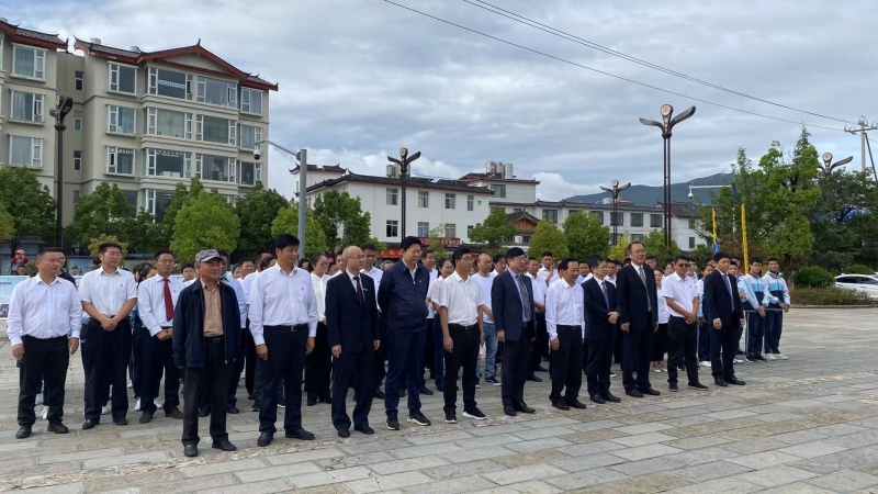云南民大附中玉龙合作学校揭牌  全力打造玉龙教育新名片 (1).jpg