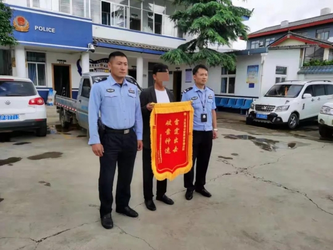 6 偷油贼被捉，群众锦旗致谢派出所.jpg