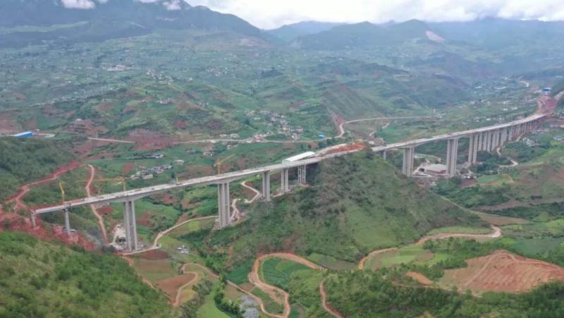 去水印  宁蒗县宁永高速公路麦干河特大桥全桥顺利合龙.jpg
