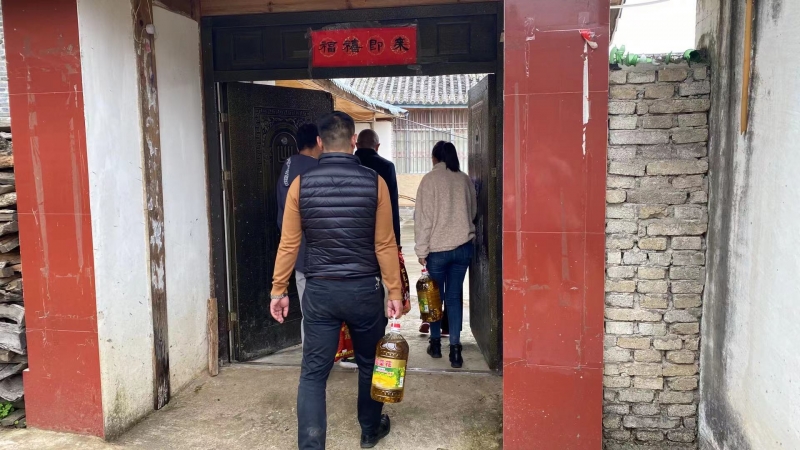 “民族团结一家亲 走访慰问暖人心” 样样红公司把甲子社区困难群众当成“家里人” (1).jpg