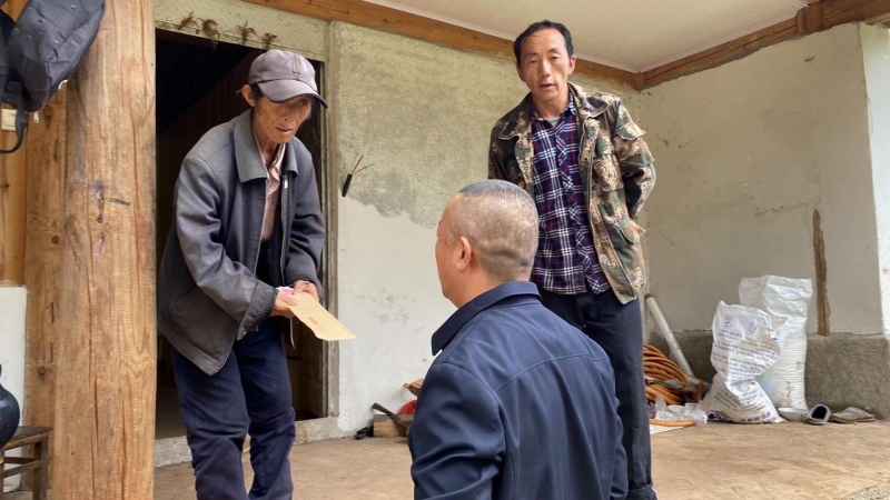 “民族团结一家亲 走访慰问暖人心” 样样红公司把甲子社区困难群众当成“家里人” (7).jpg