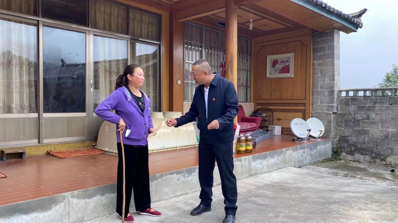 “民族团结一家亲 走访慰问暖人心” 样样红公司把甲子社区困难群众当成“家里人” (8).jpg