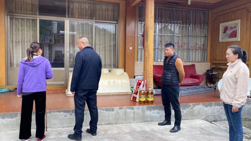 “民族团结一家亲 走访慰问暖人心” 样样红公司把甲子社区困难群众当成“家里人” (9).jpg