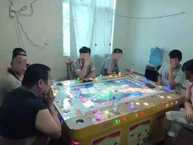丽江警方捣毁一“打鱼机”赌博窝点，抓获涉赌人员8名！ (1).jpg