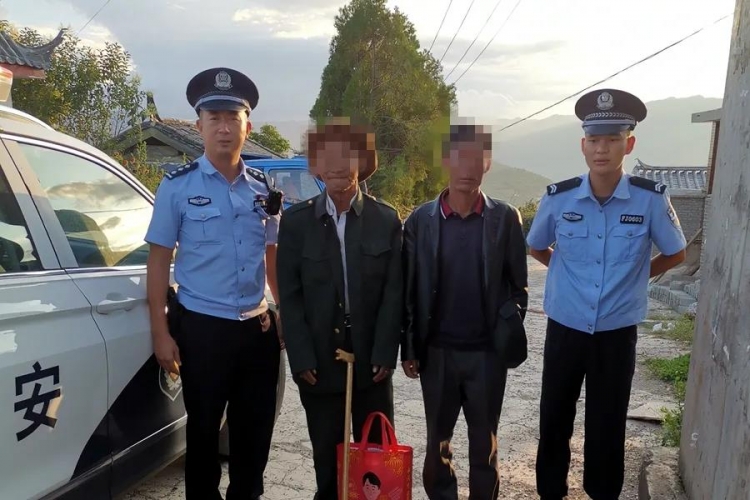 七旬老人迷路 民警助其回家.jpg